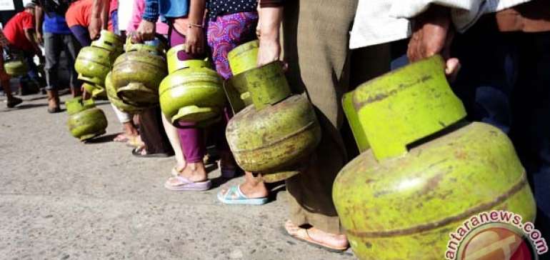 Elpiji Langka, Warga Kuansing Beralih ke Minyak Tanah dan Kayu Bakar